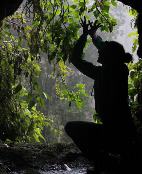 Le concept Person in kneeling position in a cave