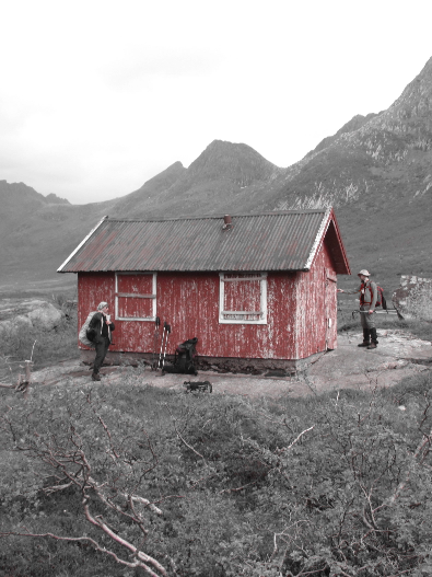 Le concept Red cabin in a black and white mountain landscape